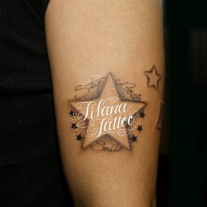 星と文字のタトゥー