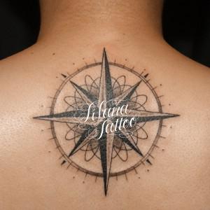 幾何学模様のコンパス・タトゥー