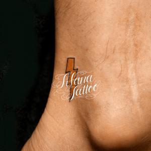 雷マークのタトゥー