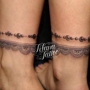 レースと数珠のタトゥー