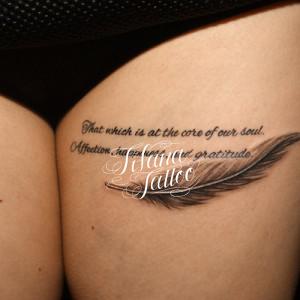 羽と文字のタトゥー