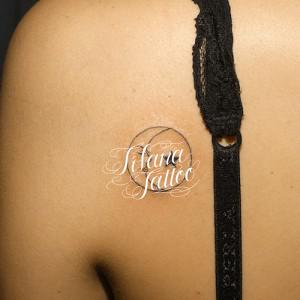 月と星のガールズタトゥー