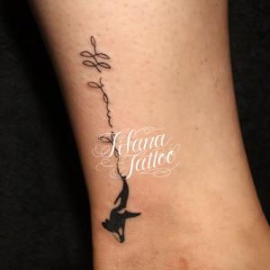 シャチとレタリングタトゥー