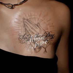 合掌と文字のタトゥー