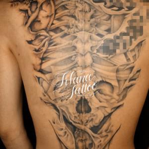 背骨のタトゥー