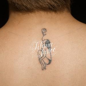 バラを咥えた女性のタトゥー