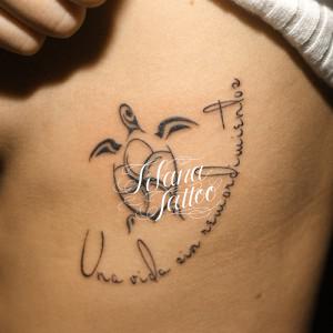 ホヌとレタリングタトゥー