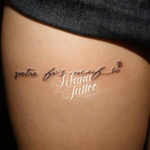 レタリングと花のタトゥー