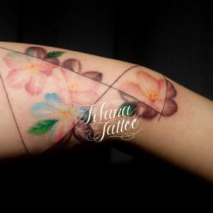 図形とさくらのタトゥー