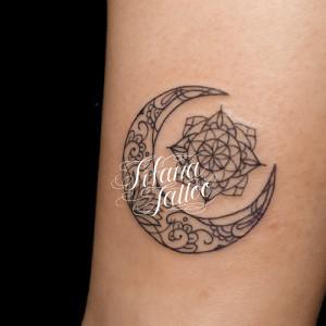 幾何学模様と月のタトゥー