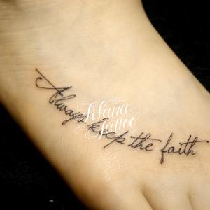 足の甲のレタリングタトゥー