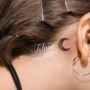 三日月のワンポイントタトゥー