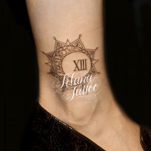 太陽|月とローマ数字のタトゥー