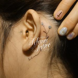 花と文字のファインライン・タトゥー