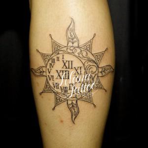 ローマ数字と太陽のタトゥー