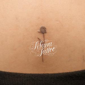 花のワンポイントタトゥー