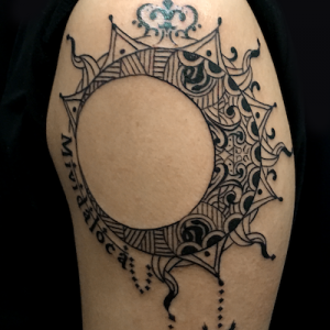 民族柄の月｜文字のタトゥー