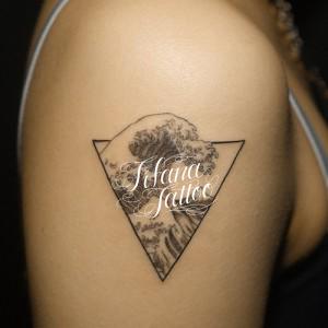 波と幾何学模様のタトゥー