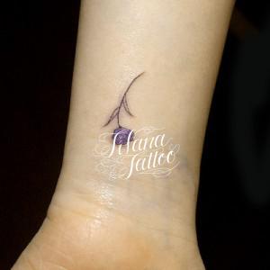 ワンポイントな花のタトゥー