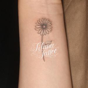 デイジーの花のタトゥー