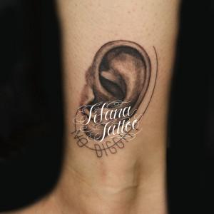 耳|文字のタトゥー