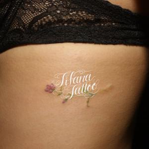 花の繊細なタトゥー