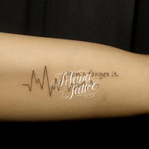 心電図と文字のタトゥー