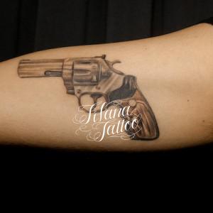 銃のタトゥー