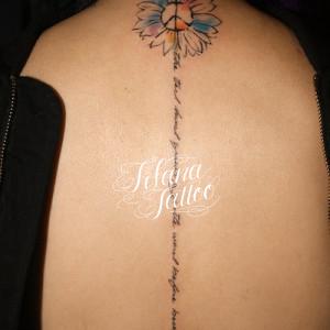 向日葵と文字のタトゥー