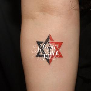 六芒星とクロスのタトゥー