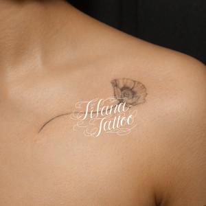 繊細な花のタトゥー