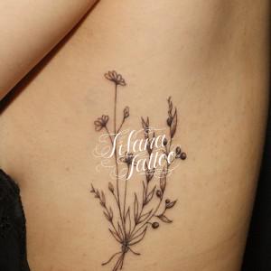 花のガールズタトゥー