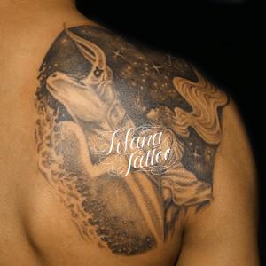 少女とユニコーンのタトゥー