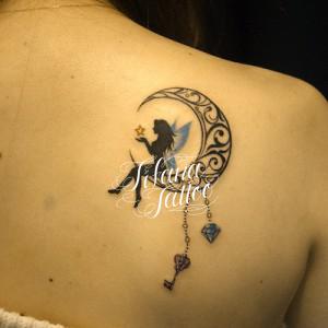 月と妖精のタトゥー