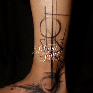 幾何学模様の墨絵タトゥー