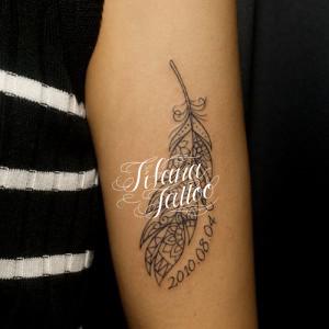 フェザーのラインアート・タトゥー