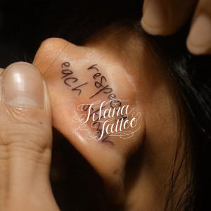 耳のレタリングタトゥー