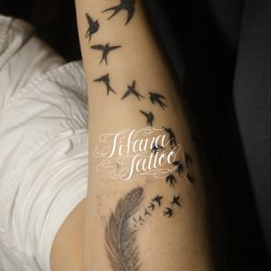 羽と燕のシルエットタトゥー