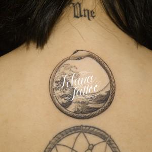 ウロボロスと波のタトゥー