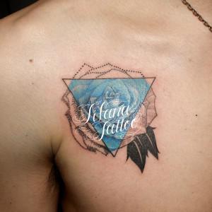 バラと幾何学模様のタトゥー