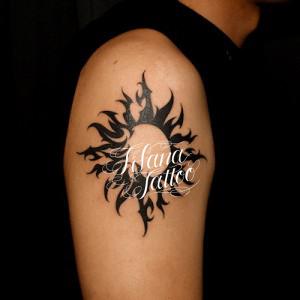 太陽のトライバルタトゥー