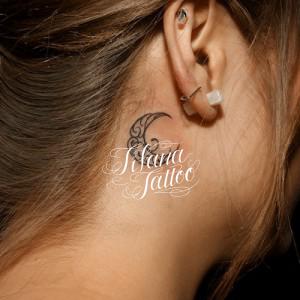 月のワンポイントタトゥー