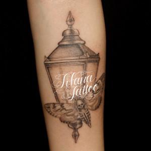 街灯|ランプに群がる蛾のタトゥー