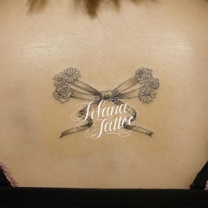 リボンと花のタトゥー