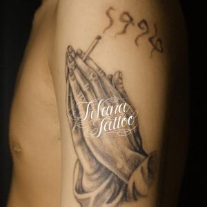 合掌と煙のタトゥー