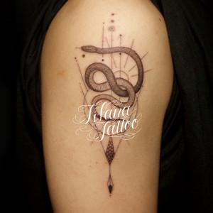 蛇×幾何学模様のタトゥー