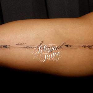 矢×文字×幾何学模様のタトゥー