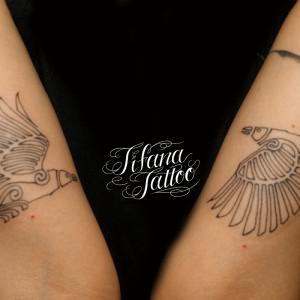 シンメトリーな鳥のタトゥー