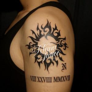 太陽のトライバルとローマ数字のタトゥー