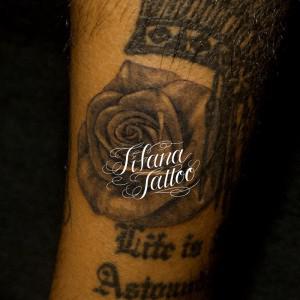 隙間に薔薇のタトゥー